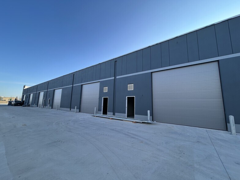 More Photos Of 1433 Chris Ln, Pflugerville Light Distribution For Lease