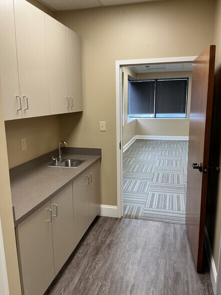 More Photos Of 8215 Roswell Rd, Atlanta Office For Sale