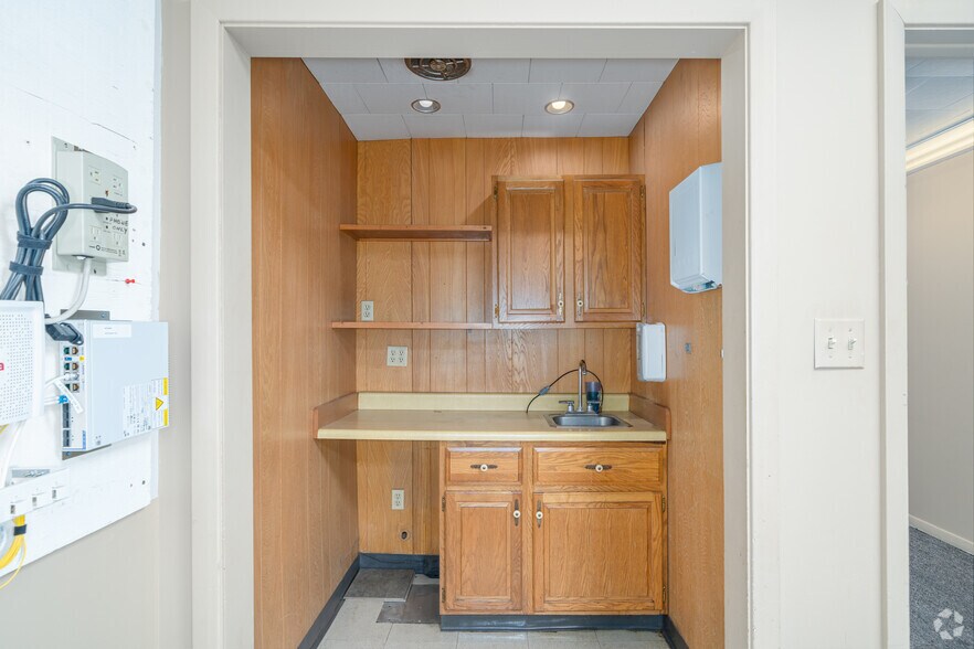 More Photos Of 118 Cass St, Woodstock Storefront For Sale