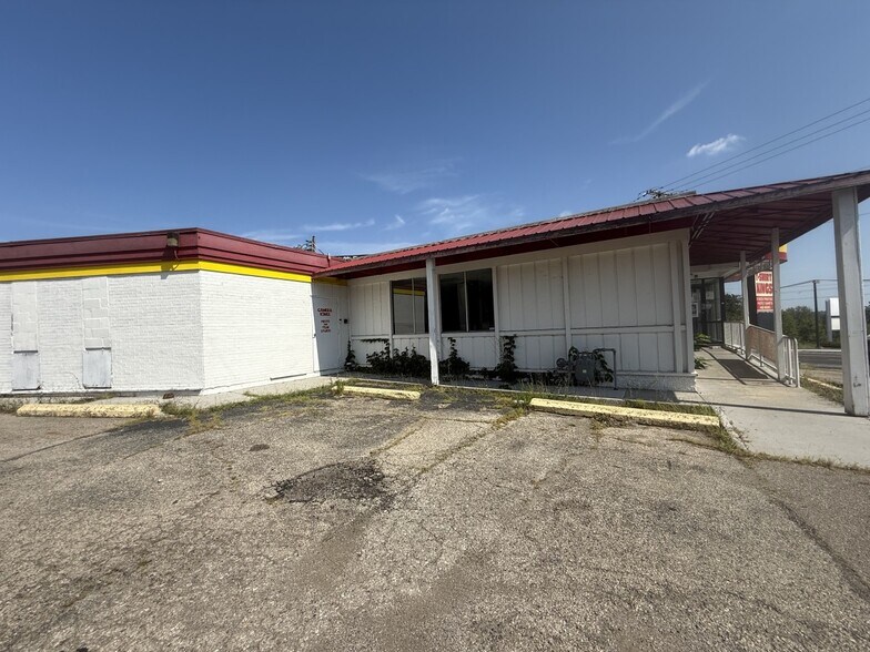 More Photos Of 4301 N Main St, Dayton Restaurant For Lease