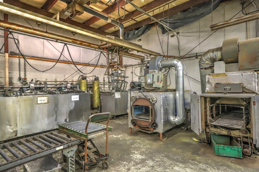 More Photos Of 15 Container Dr, Terryville Manufacturing For Sale