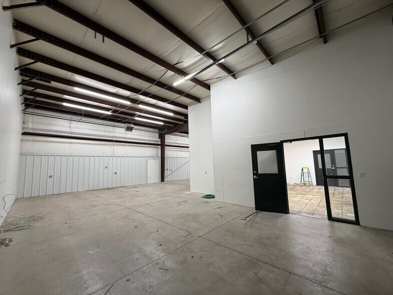 More Photos Of 3509-3517 MacDonnell Dr, Norman Service For Lease