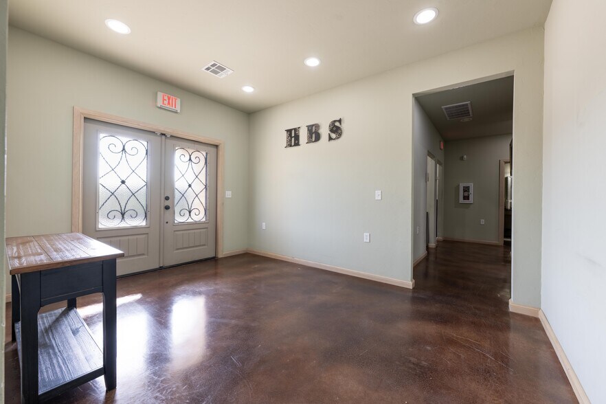 More Photos Of 1917 Commerce, Choctaw Office For Sale