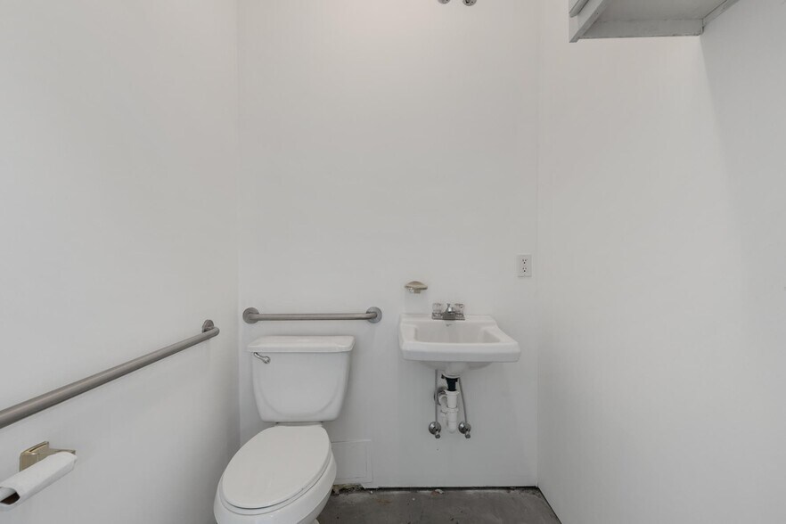 More Photos Of 807 Lipscomb St, Shelbyville Warehouse For Sale