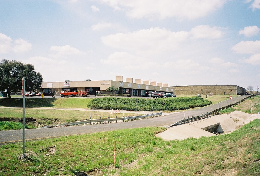 Primary Photo Of 3330-3344 US Highway 80 E, Mesquite Flex For Lease