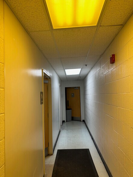 More Photos Of 610 W Church Ave, York Flex For Lease