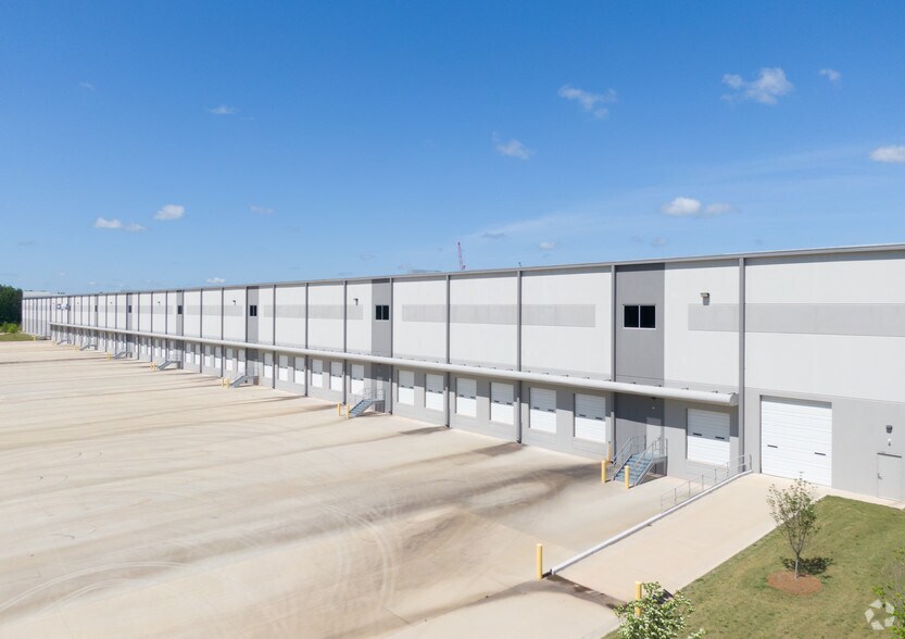More Photos Of 2000 Logistics Center Dr, Fairburn Distribution For Lease