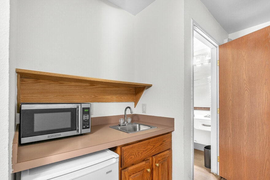 More Photos Of 220 Caravan Dr, Elkhart Hotel For Sale