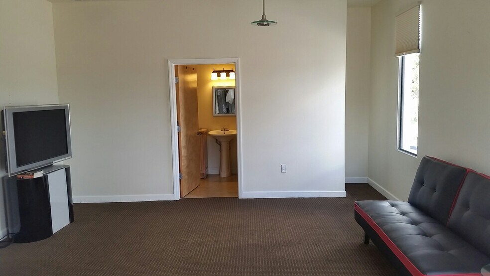 More Photos Of 7910 N Tamiami Trl, Sarasota Office For Lease