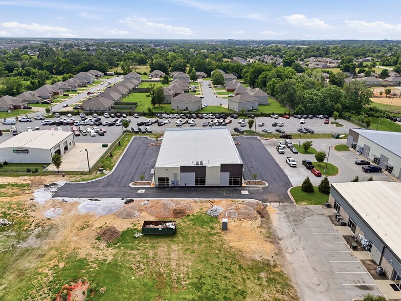 More Photos Of 2420 S 8th St, Rogers Flex For Lease