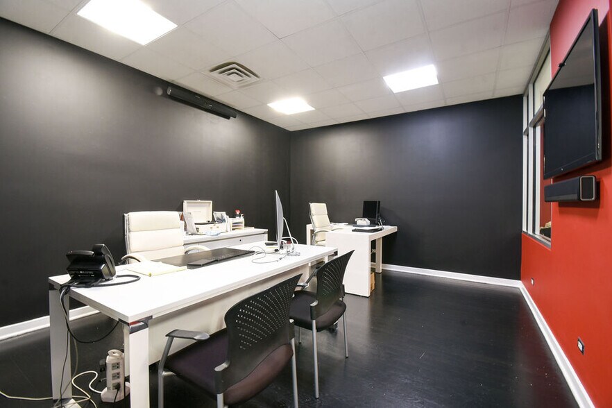 More Photos Of 2101 W Division St, Chicago Storefront Retail Residential For Lease