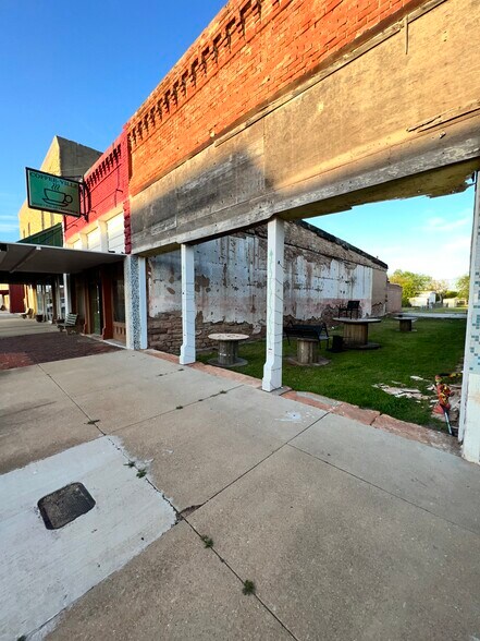 More Photos Of 317 S Main St, Lindsay General Retail For Sale