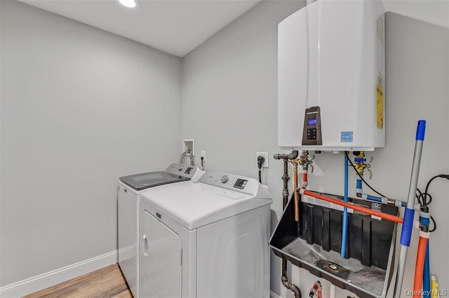 More Photos Of 365 Ann St, Newburgh Office For Sale