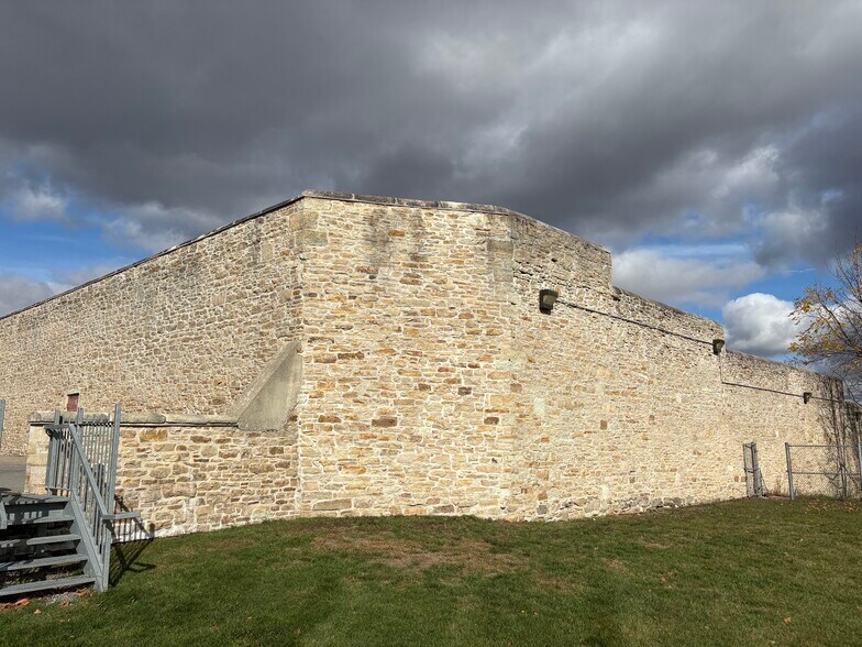 More Photos Of 62 Beckwith Rue E, Perth Flex For Sale