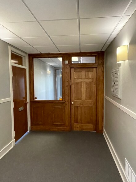 More Photos Of 4048-4056 Broadway Blvd, Kansas City Storefront Retail Office For Lease