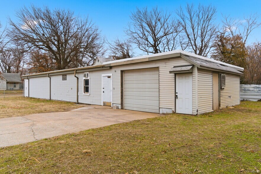 More Photos Of 1424 E Florida St, Springfield Light Manufacturing For Sale