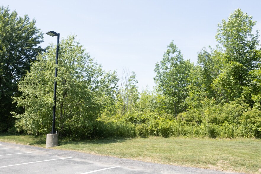 More Photos Of 10 State Farm Pl, Ballston Spa Office For Lease