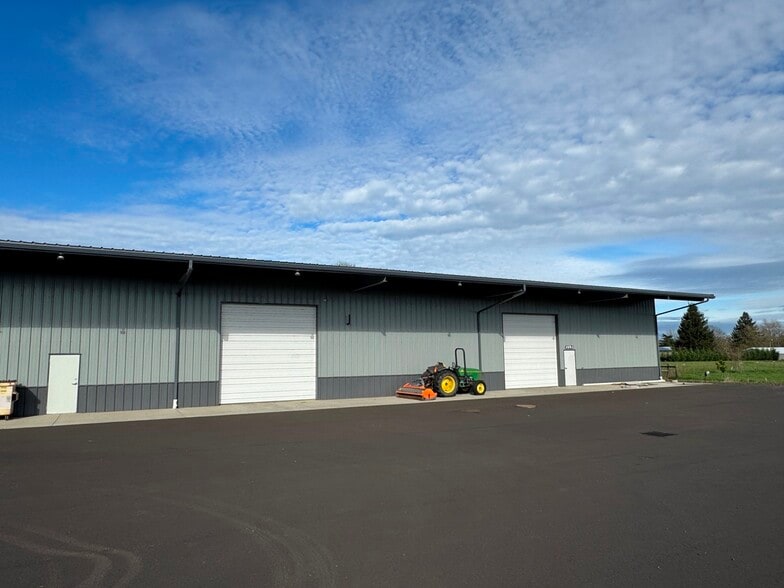 More Photos Of 31970 Cinema way, Tangent Showroom For Lease