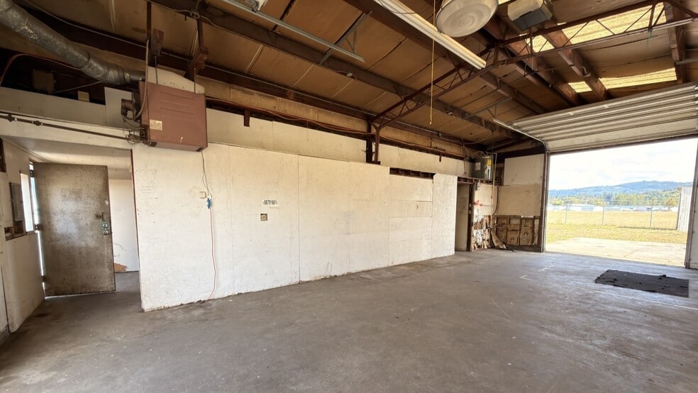 More Photos Of 2144 Pacific Ave S, Kelso Warehouse For Lease