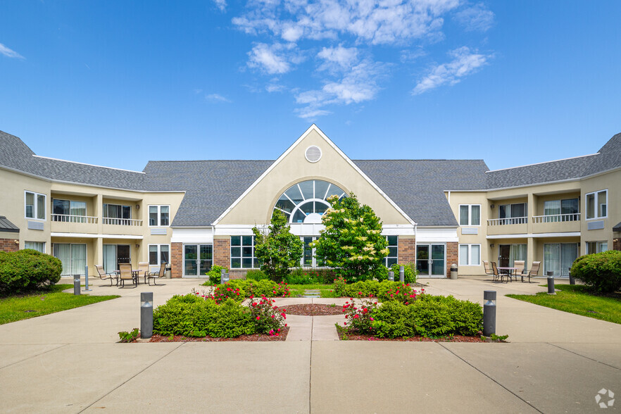 Primary Photo Of 900 W Lake Cook Rd, Buffalo Grove Hotel For Sale