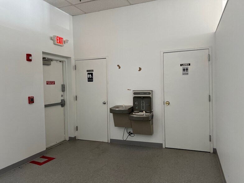 More Photos Of 2662-2674 W Washington St, Waukegan Unknown For Lease