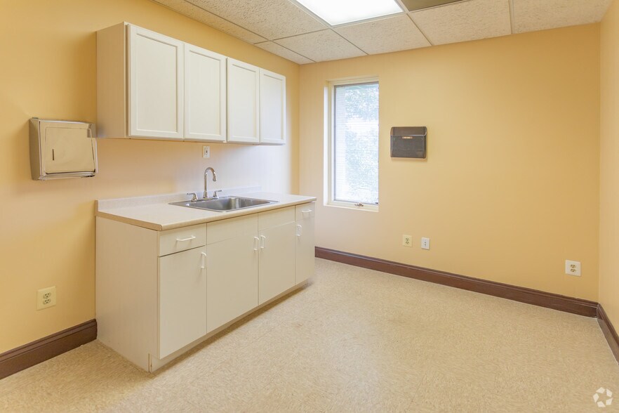 More Photos Of 2 Colgate Dr, Forest Hill Medical For Lease