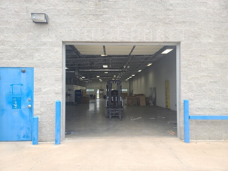 More Photos Of 3360 E Belt Line Rd, Dallas General Retail For Lease