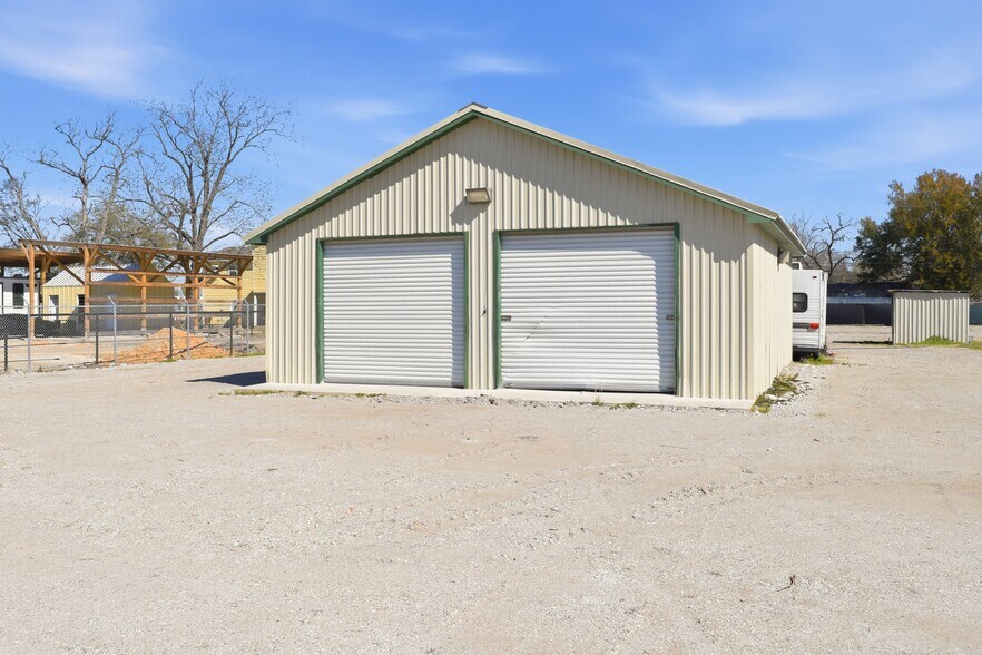 More Photos Of 12115 West Dr, Cypress Land For Lease