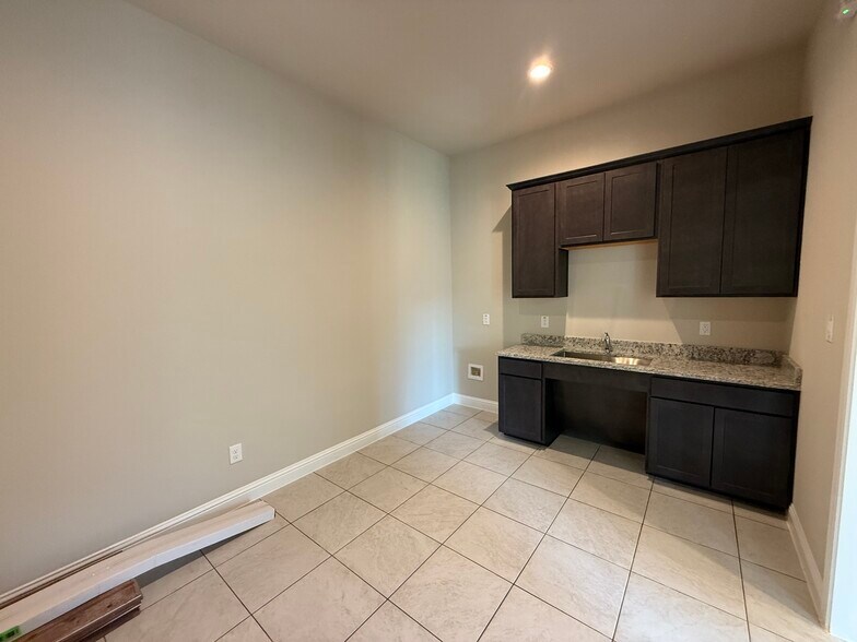 More Photos Of 6000 Alma Rd, McKinney Unknown For Lease