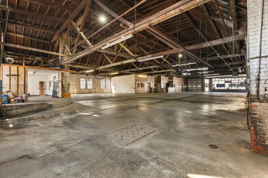 More Photos Of 201 N 2nd St, Raton Auto Repair For Sale