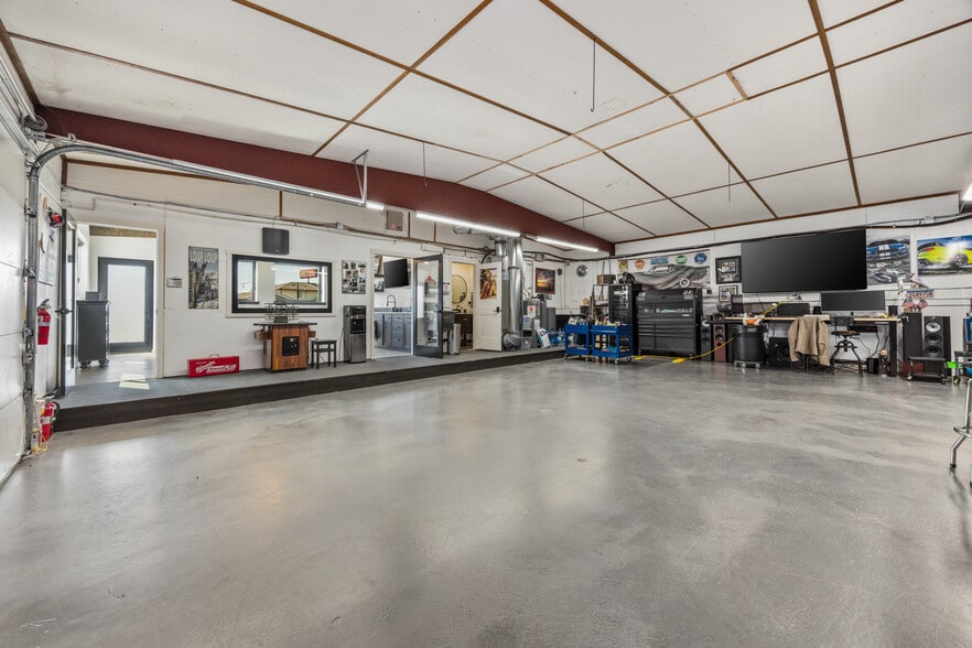 More Photos Of 102 E Lakeshore Dr, Pateros Auto Repair For Sale