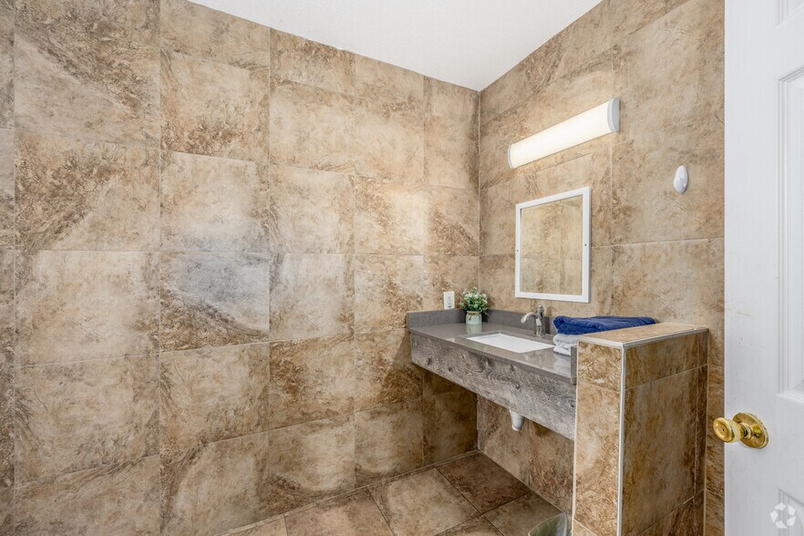 More Photos Of 640 S Ridgewood Ave, Daytona Beach Hotel For Sale