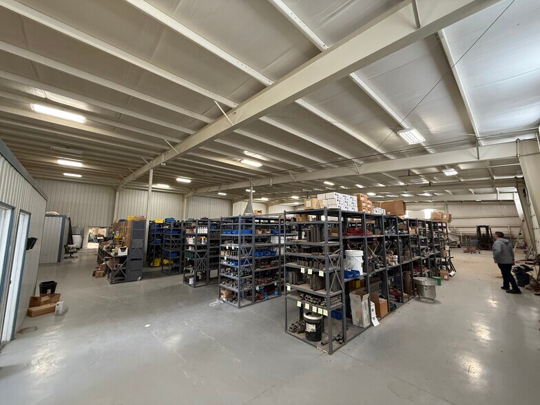 More Photos Of 409 NW Mustang Dr, Andrews Warehouse For Lease