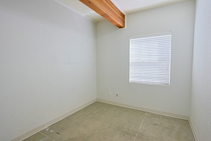 More Photos Of 137 Hall Ave, Coos Bay Office For Sale