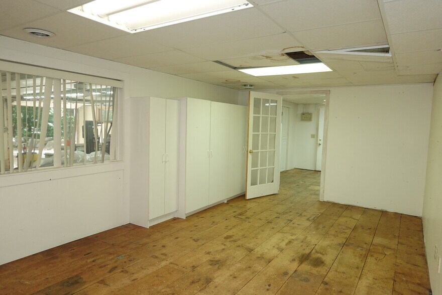 More Photos Of 1 Young Ln, Newmarket Flex For Sale