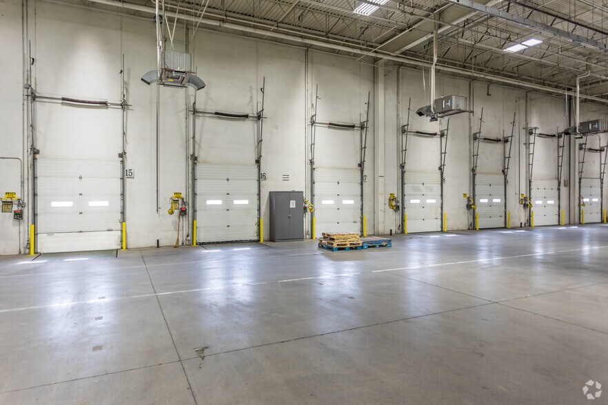 More Photos Of 4301-4309 121st St, Urbandale Distribution For Lease