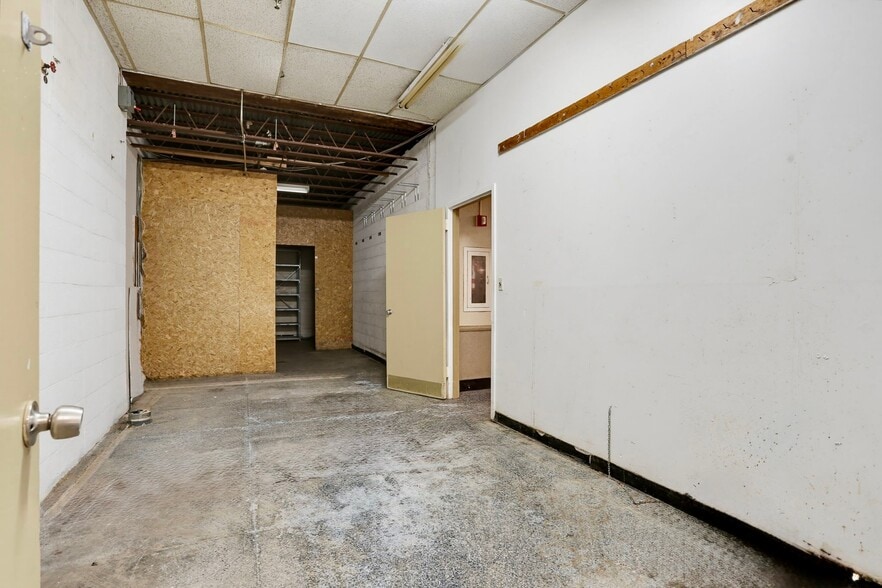 More Photos Of 505 Jermor Ln, Westminster Restaurant For Lease
