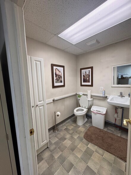 More Photos Of 1147 Troy Schenectady Rd, Latham Office For Sale