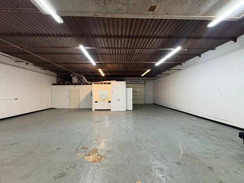 More Photos Of 305 N Redbud Ave, Broken Arrow Warehouse For Lease