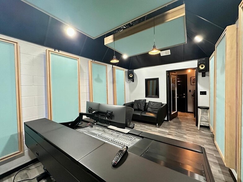 More Photos Of 1112 W Magnolia Blvd, Burbank Storefront For Lease