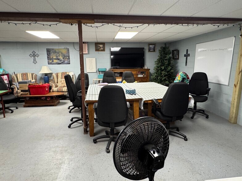 More Photos Of 706 N Perry St, Palestine General Retail For Sale