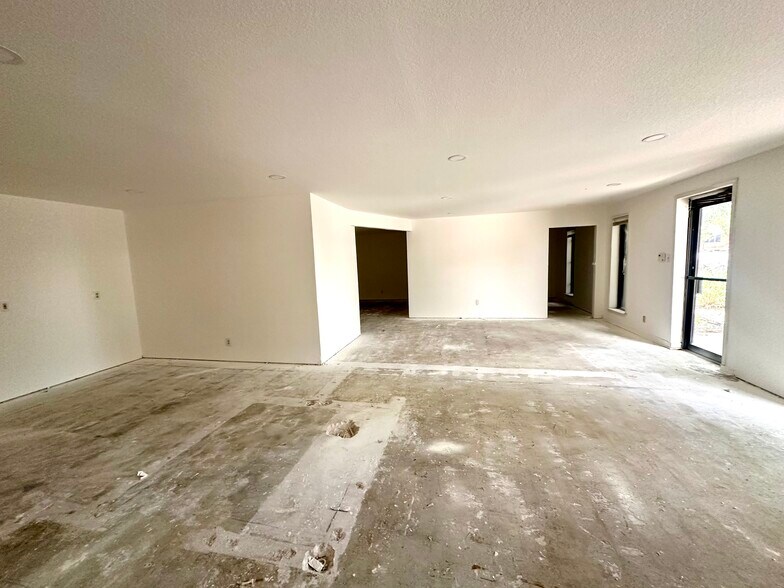 More Photos Of 4722 Shavano Oak, San Antonio Light Manufacturing For Sale