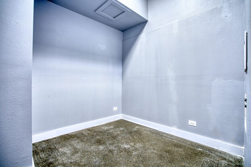 More Photos Of 305-325 Waneka Pky, Lafayette General Retail For Lease