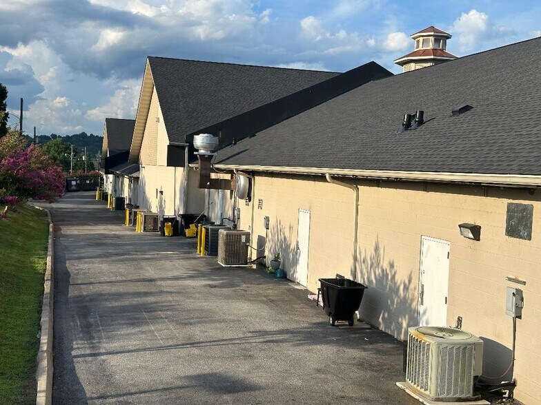 More Photos Of 725 Parkway, Sevierville Freestanding For Lease