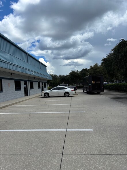 More Photos Of 3930-3950 Saint Johns Pky, Sanford Flex For Lease