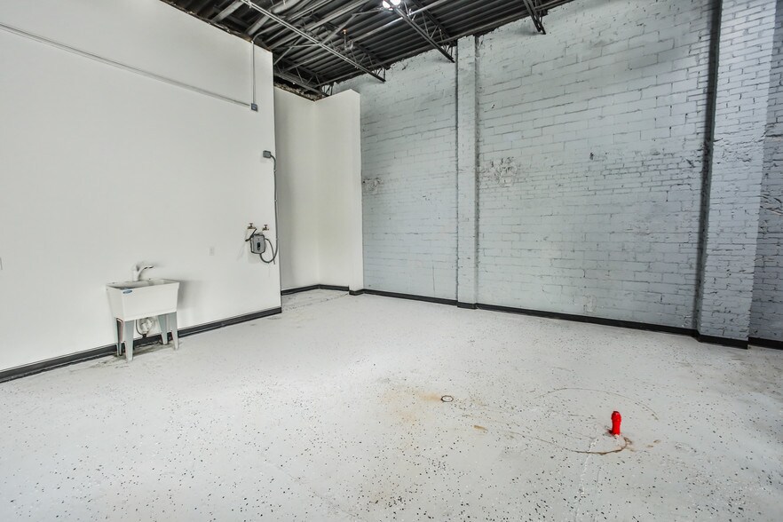 More Photos Of 213 Shaw Ave, Pasadena Industrial For Lease