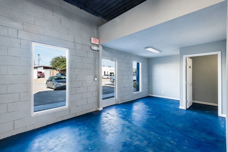 More Photos Of 224 Garvon St, Garland Warehouse For Sale