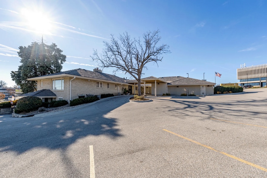 More Photos Of 8900 W Dodge Rd, Omaha Medical For Lease