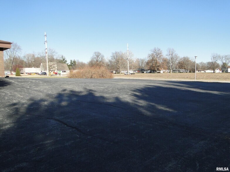 More Photos Of 909 E Grant St, Macomb Medical For Sale