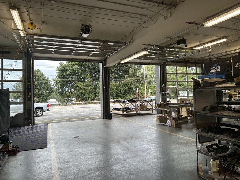 More Photos Of 70 Ridge Rd, Ontario Showroom For Lease